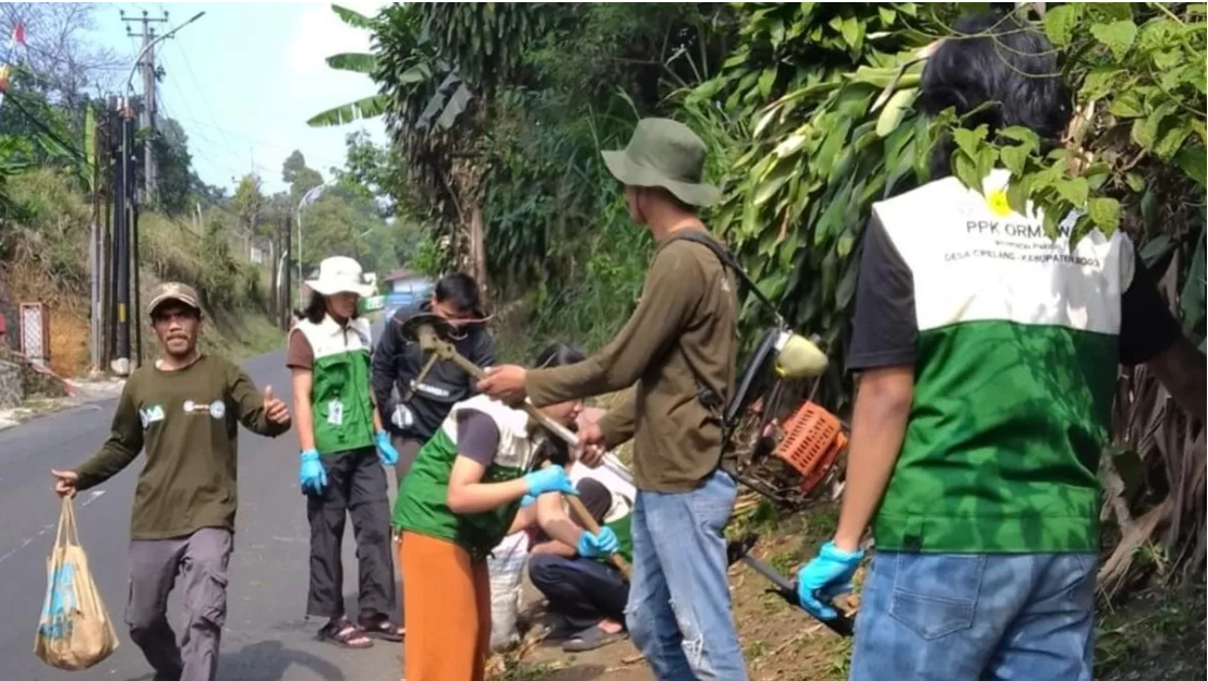 Sambut HUT RI, Warga Cipelang dan Mahasiswa Unpak Bersihkan Jalur Cihideung-Kongsi